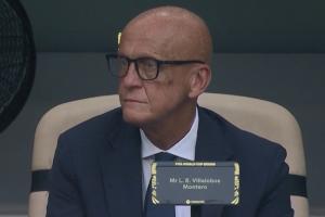 鹰眼！FIFA裁判委员会负责人退役名哨科里纳观摩沙特与乌拉圭比赛