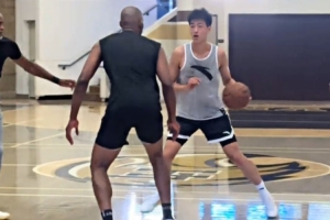 刘金雨海外特训，NBA训练师乔丹·劳利体验全场球局