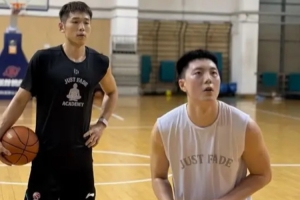 胡明轩陆文博持续联合练习,进行投篮专项训练