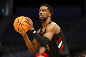 勇士队后卫阿特韦尔达成场均13.5分三分命中率45.8%的Exhibit-10合同