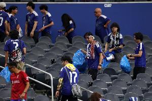日本球迷赛后清理垃圾遭指责：虚伪，国内不捡却在国外炫耀优越感