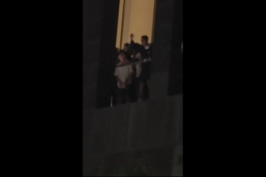 C罗酒店阳台亮相，引得众多球迷欢呼