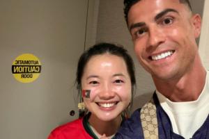 中国女球迷电梯间偶遇C罗，同行至消防通道合影引羡慕