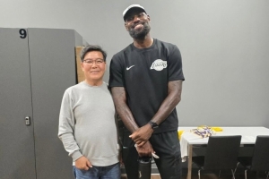 网友与詹姆斯室内高尔夫合影：微笑满满，GOAT与高尔夫新手同框