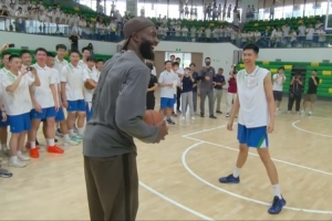 谁能坚持?杰伦·布朗中国行单挑引发犯规被称SGA 布朗笑场