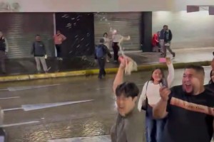 韩国主打一个最强社牛！这波操作，直接把街头气氛拉到了天花板