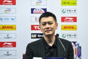 杨鸣表示:世界杯中场休息时,众多前锋纷纷渴了饿了,却无人关注后卫