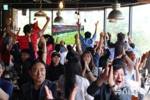 这就是世界杯！韩媒报道：韩国路上出租车司机停下观看比赛，商场内市民欢庆