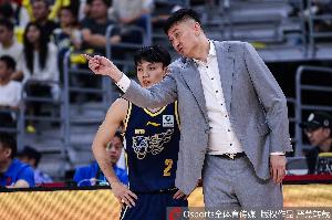 解说:杜锋适应了以往严格的交流模式,目前面临外援限制本土球员挑战