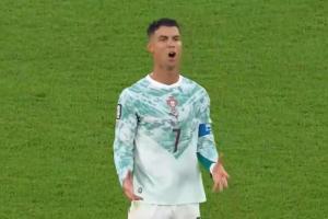 C罗被换下场瞬间：表情不满加困惑，愣立数秒后取下袖标离场