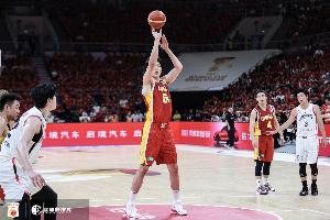 媒体人:当控卫难以掌控比赛节奏时,为何不给杨瀚森更多球权?