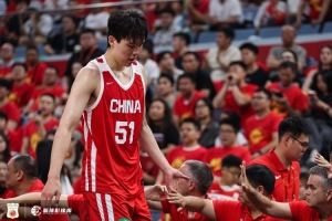 杨瀚森半场仅4中1！媒体观点：不必每球都关注他，以免影响自己发挥
