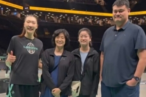 姚明夫妇及女儿纽约观战自由人并与韩旭合影
