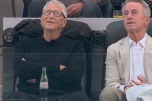 比尔·盖茨现场目睹美国与巴拉圭比赛