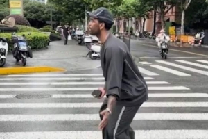 欧文过马路时秀出“防守脚步”趣味十足