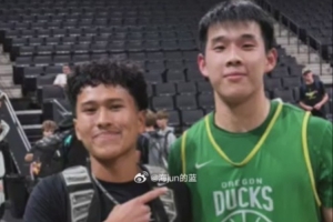 俄勒冈夏训林葳与球迷同框！媒体人质疑：无出场机会和球权，为何去北卡？
