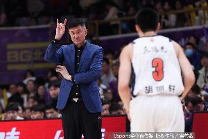 解说:杜锋身兼多职且权力欲望强烈,常影响训练完整性